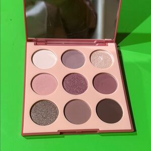 Eyeshadow Palette with Neutral and Shimmer Shades